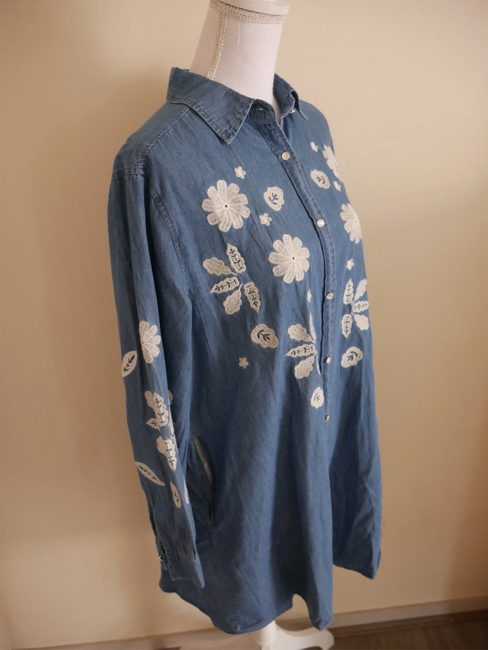 Robe chemise en jean et broderie_ Charlior – photo 3